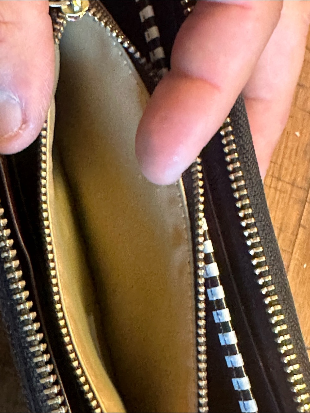 Rare!!! henri bendel Black Pebbled Leather Zip Wallet with Pyramid Studs - Picture 8 of 10